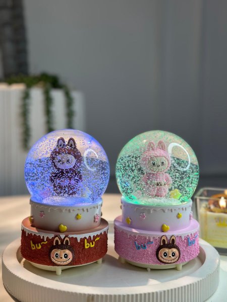 بلورة مضيئة لابوبو كيكة عيد ميلاد